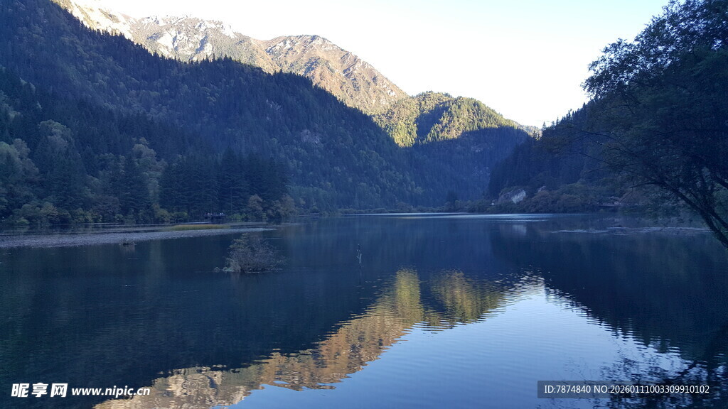 宁静山水湖景倒影如画