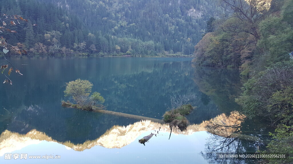 秀丽山水间的静谧湖泊
