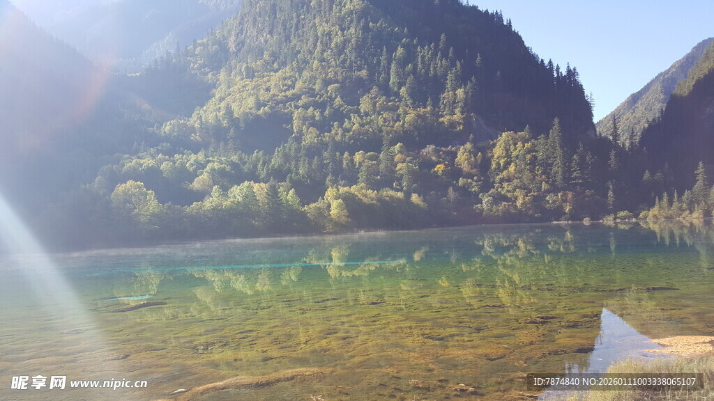 秀丽山水间的澄澈湖水