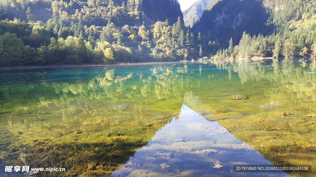 清澈湖景倒映山间美景