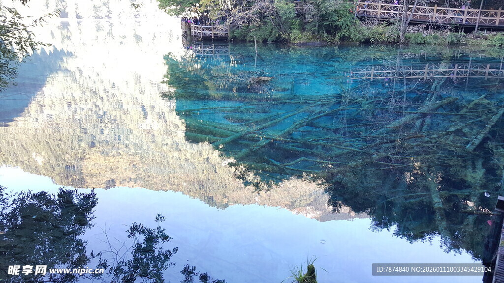 清澈湖水倒映周边景致