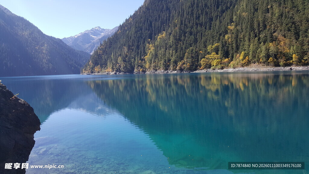 静谧湖景映山峦