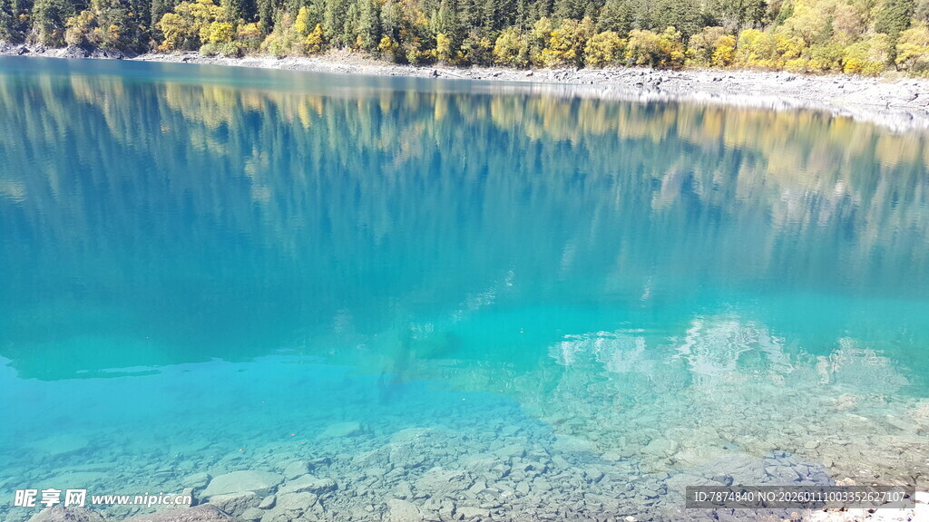 清澈蓝湖美景