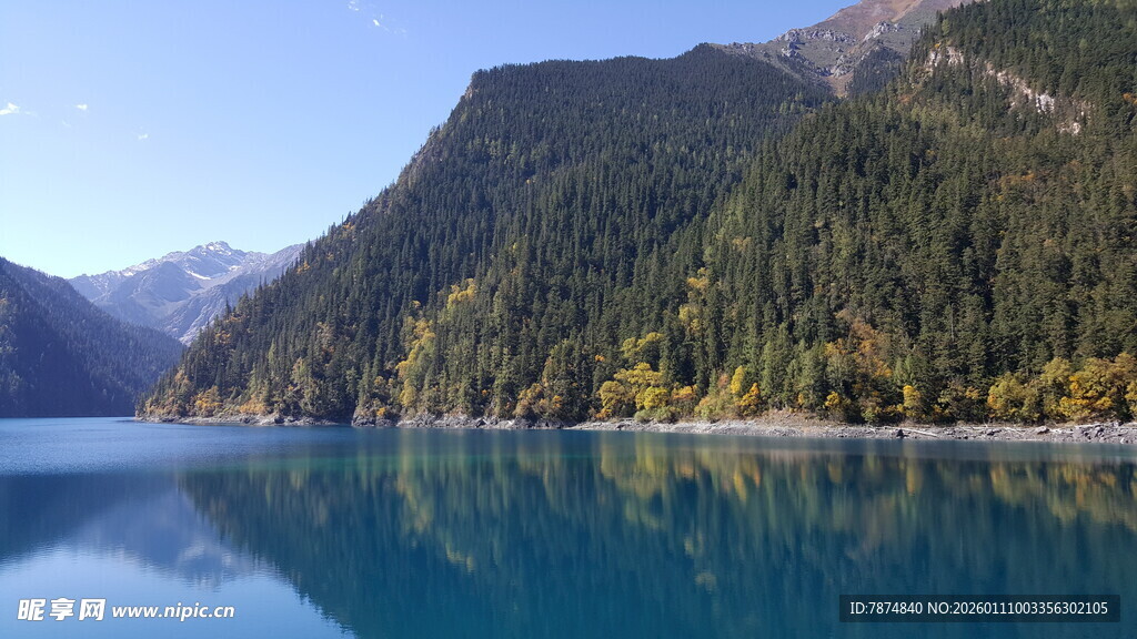 静谧山水间的幽蓝湖泊