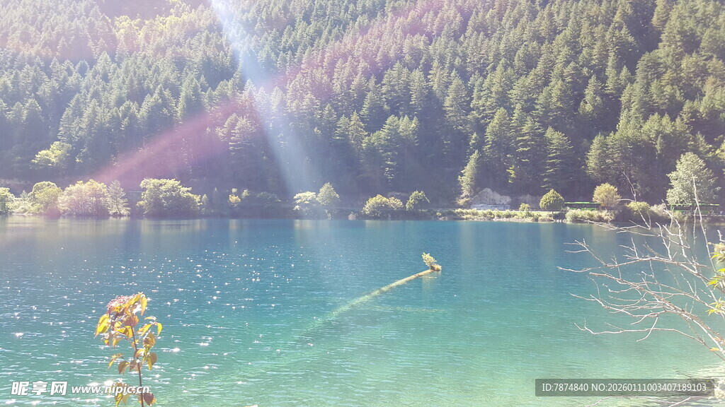 湖畔美景 阳光洒落山水间