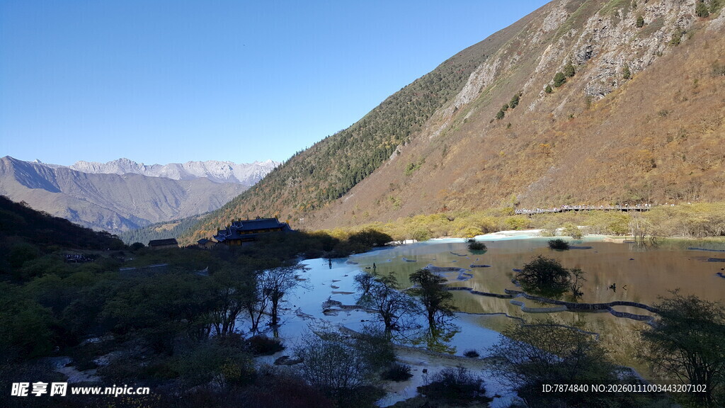 山间静谧湖泊美景