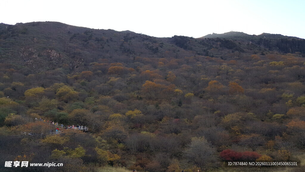秋日山峦斑斓景致