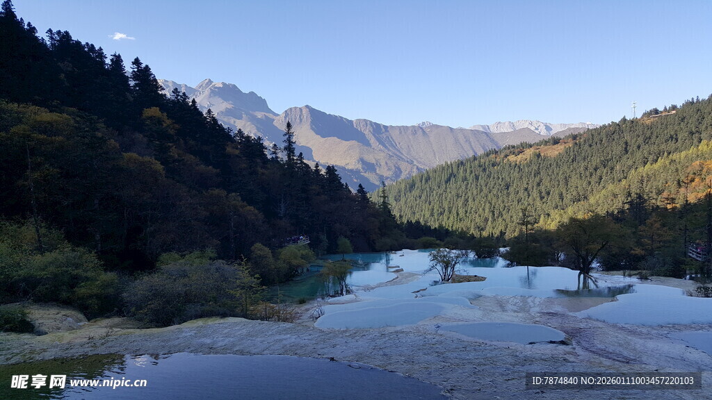 山间清澈河流与葱郁山林