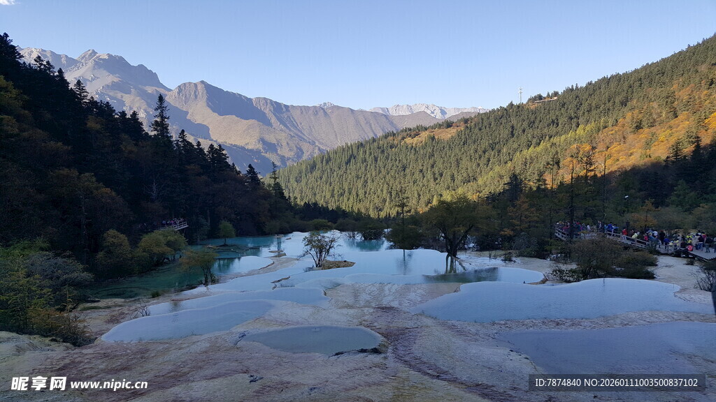 山间静美湖泊风光
