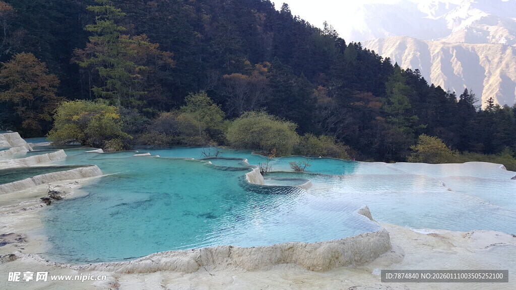 梦幻蓝池 山林间的自然美景