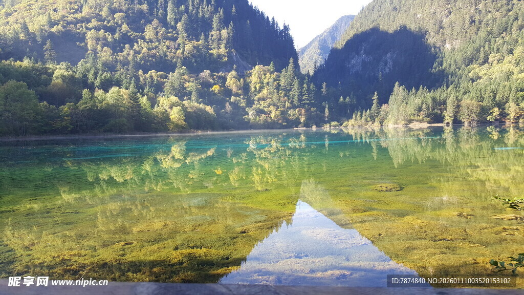秀丽山水间的澄澈湖泊