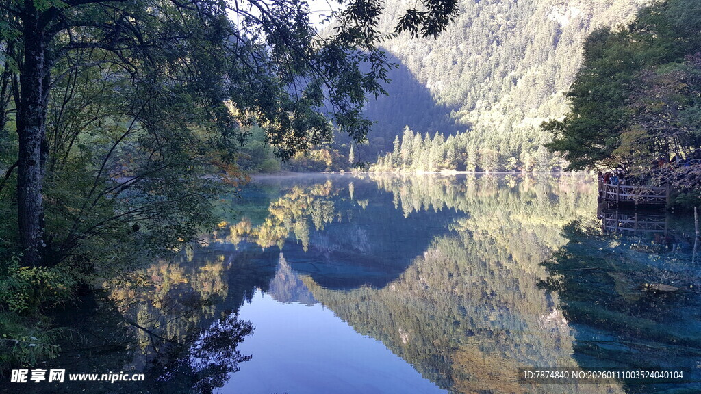 静谧山林中的澄澈幽蓝湖水