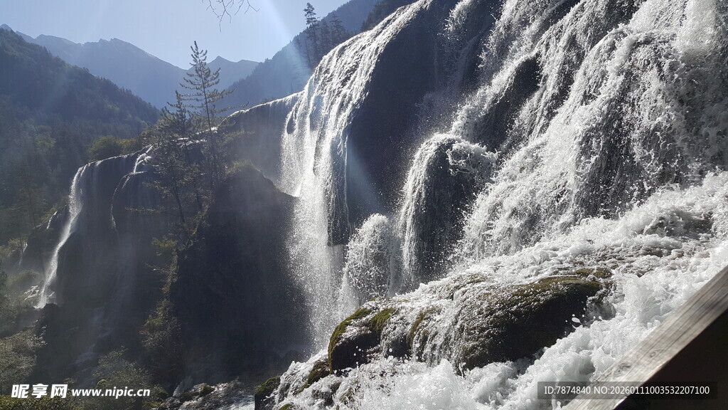 壮观山间瀑布景色