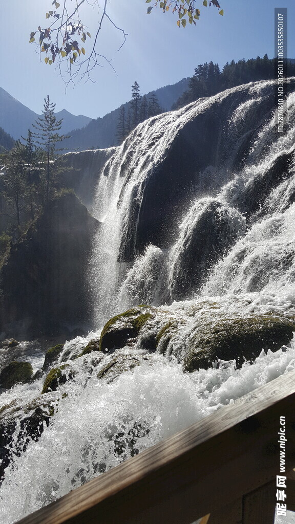 壮观瀑布水流奔腾而下