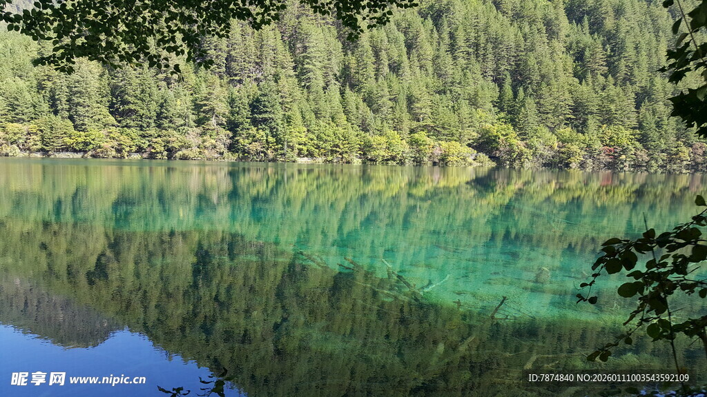 碧绿湖水映葱郁山林