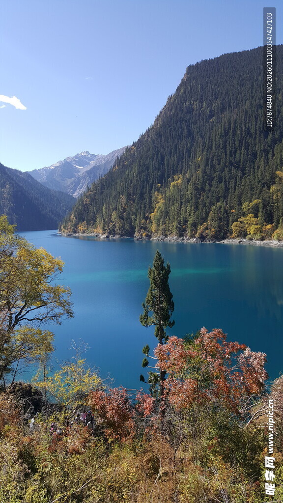 秋日湖畔的山水美景