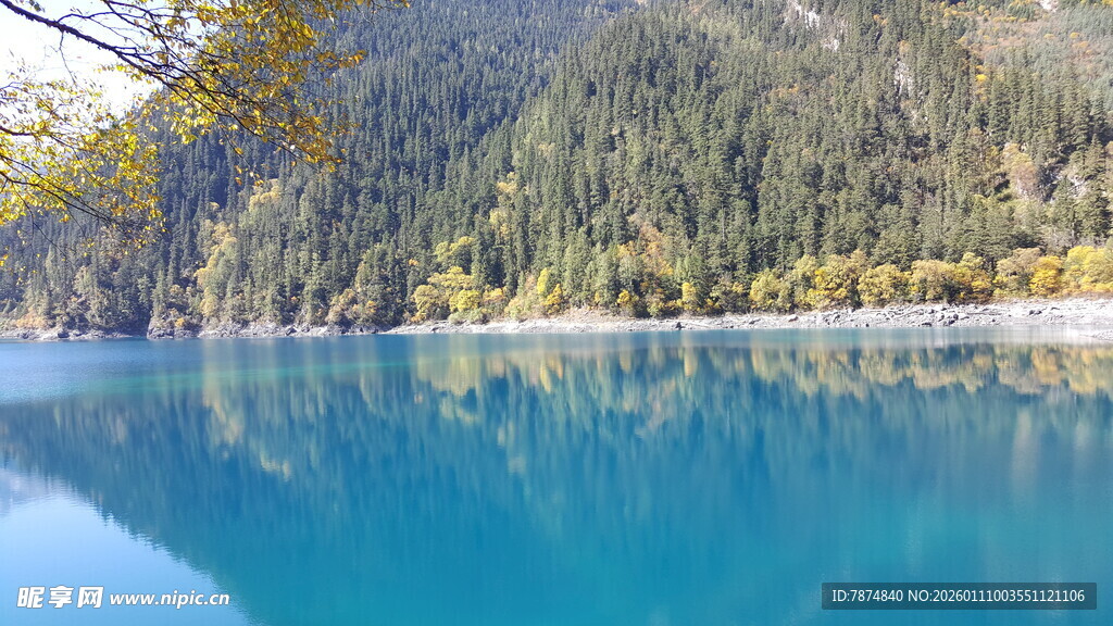 蓝湖青山美景如画