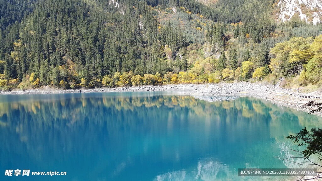 梦幻蓝湖 山林环绕美景