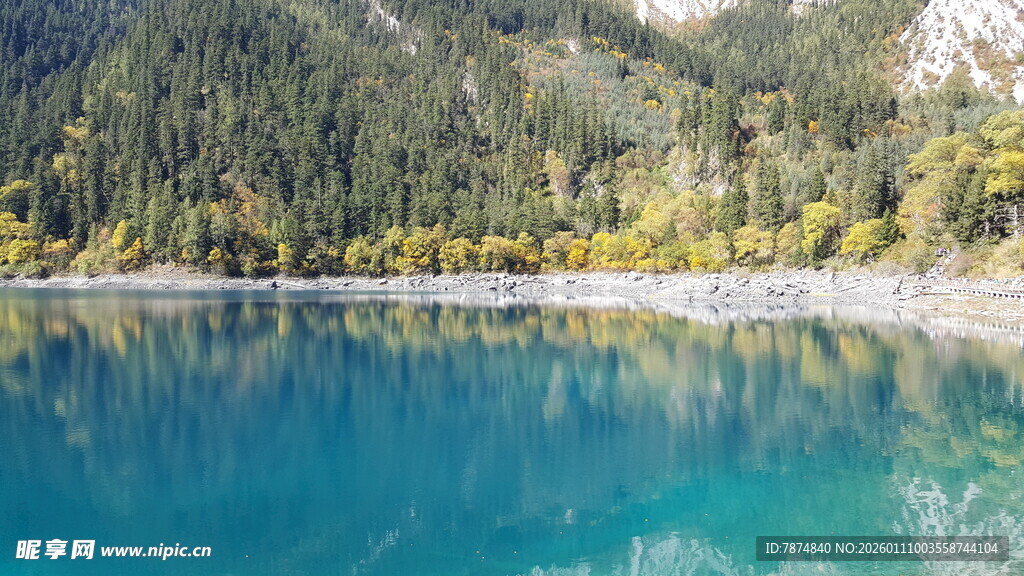 梦幻蓝湖 山林环绕美景