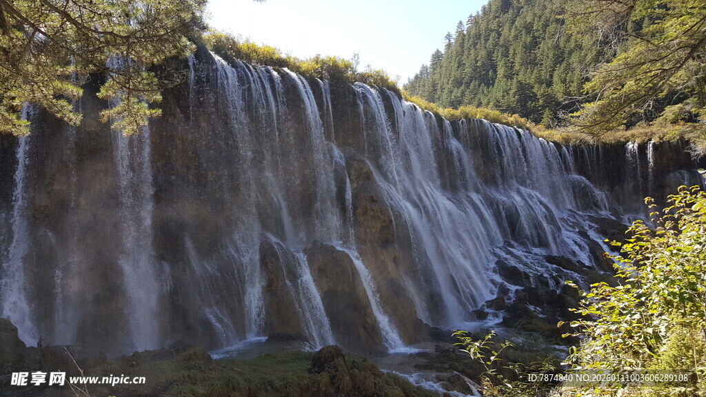 壮观瀑布 山林间的自然美景