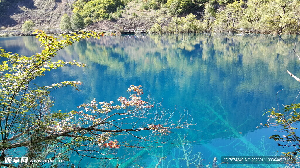 梦幻蓝湖 自然绝美风光