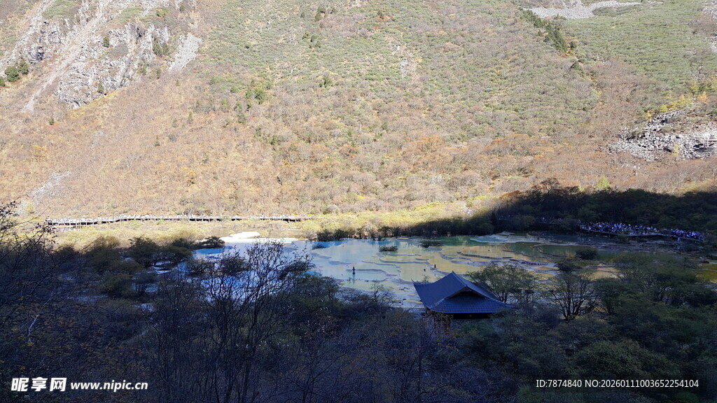 山间露营地景观