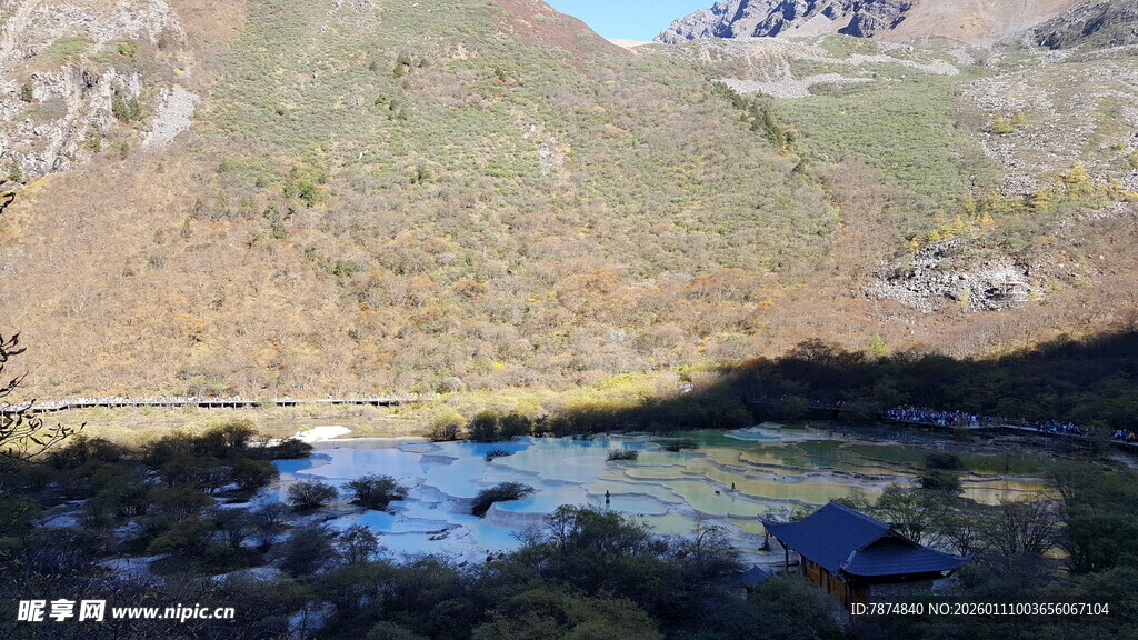 山间静谧水塘景色