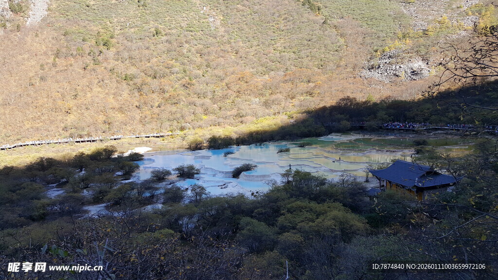 山间静谧小湖与周边景致