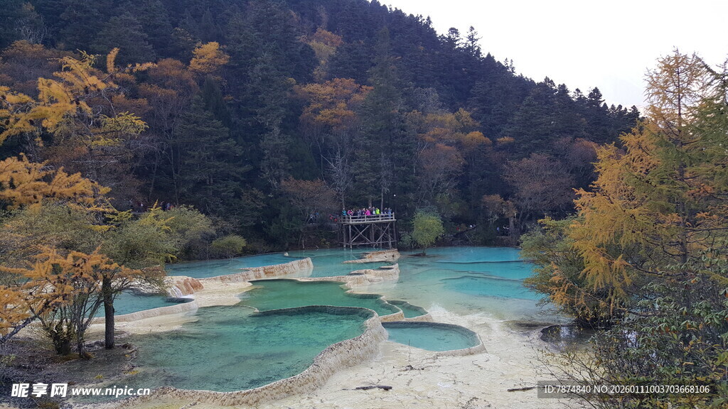 秋日五彩斑斓的秀丽湖泊