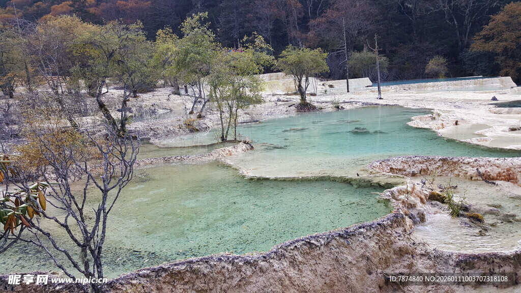 美丽多彩的天然温泉景观