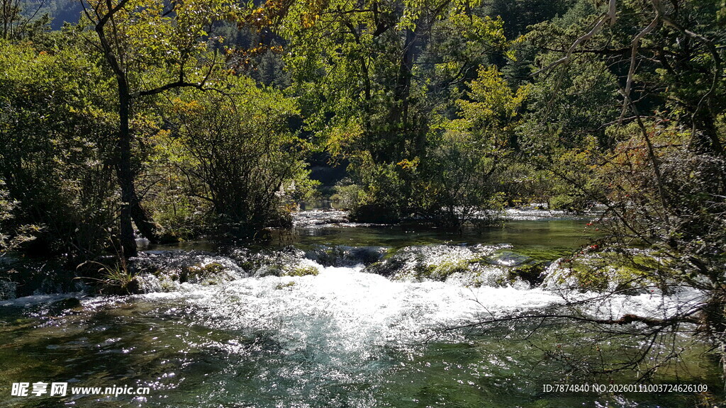 山间溪流 自然清新之景