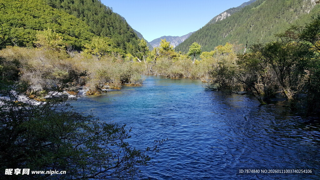青山环绕的清澈河流