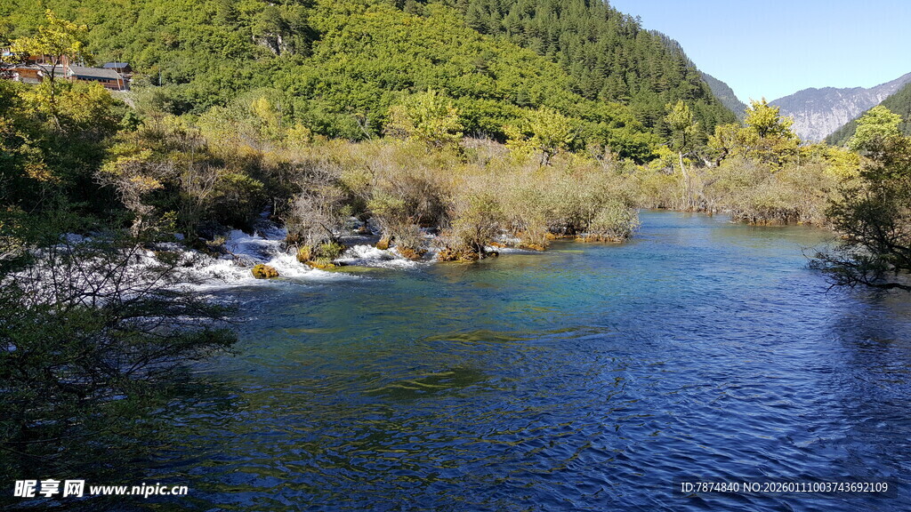 山间清澈河流美景