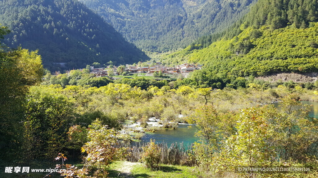 山间秀丽村落与湖景风光