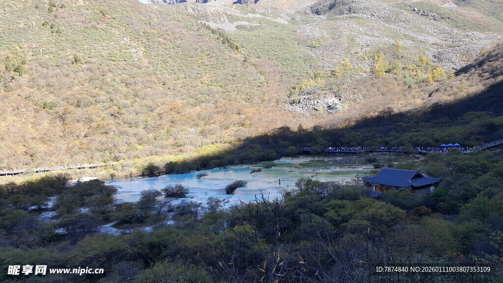 山间静谧湖泊风景