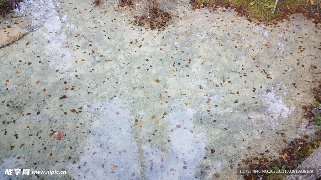 地面斑驳痕迹特写