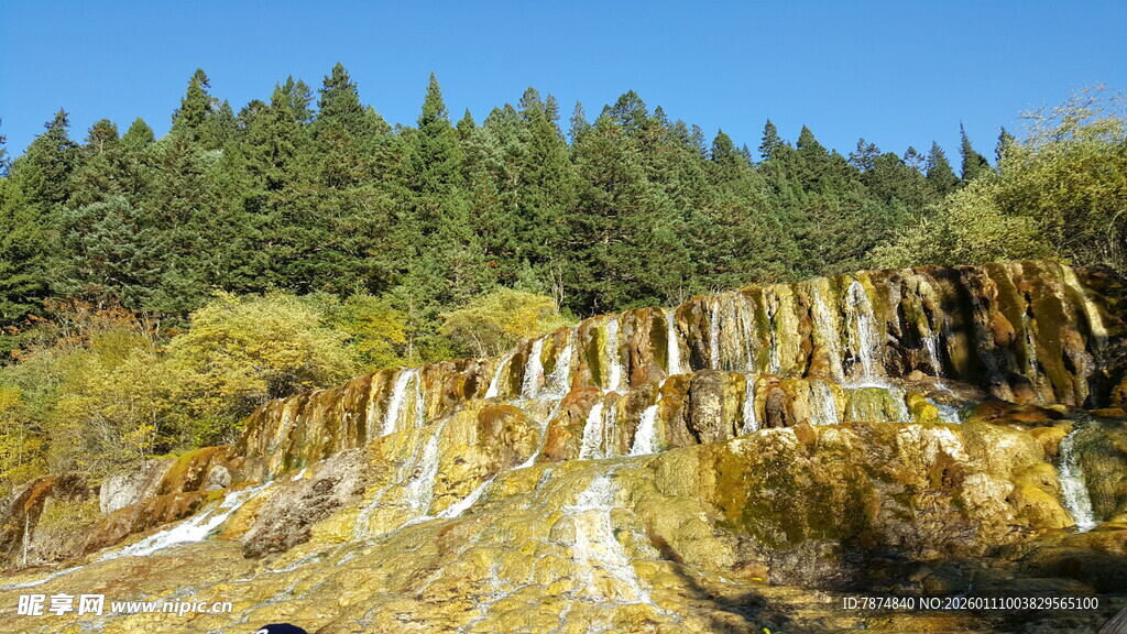 壮观钙华瀑布景观