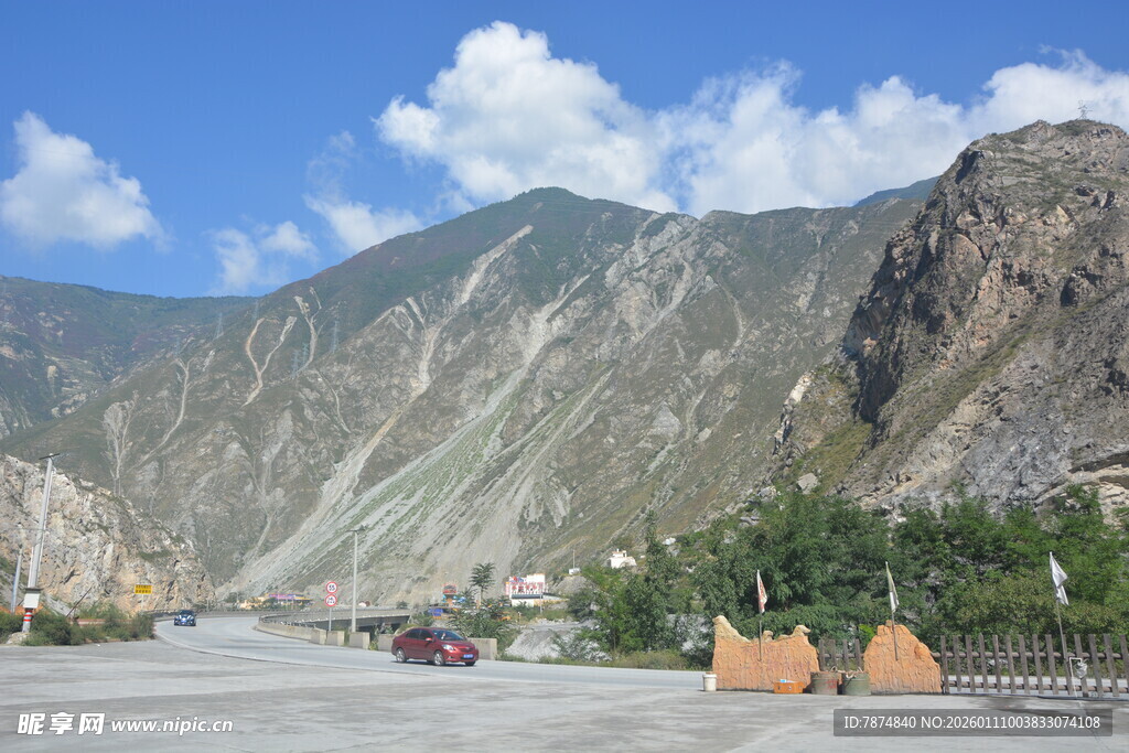 山间公路旁的多彩建筑