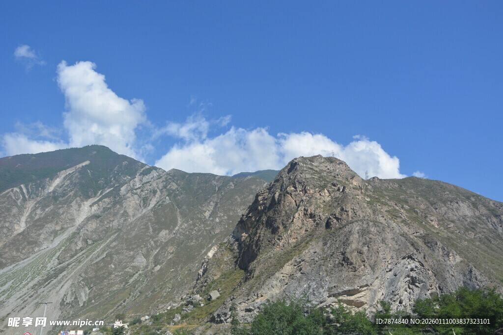 巍峨高山 蓝天白云相伴