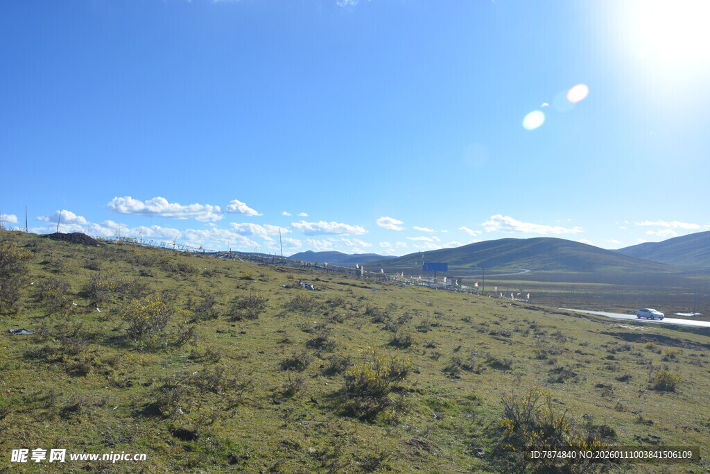 阳光照耀下的山野风光