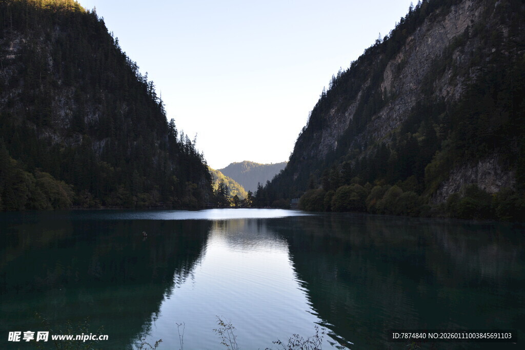 静谧山谷中的澄澈湖水