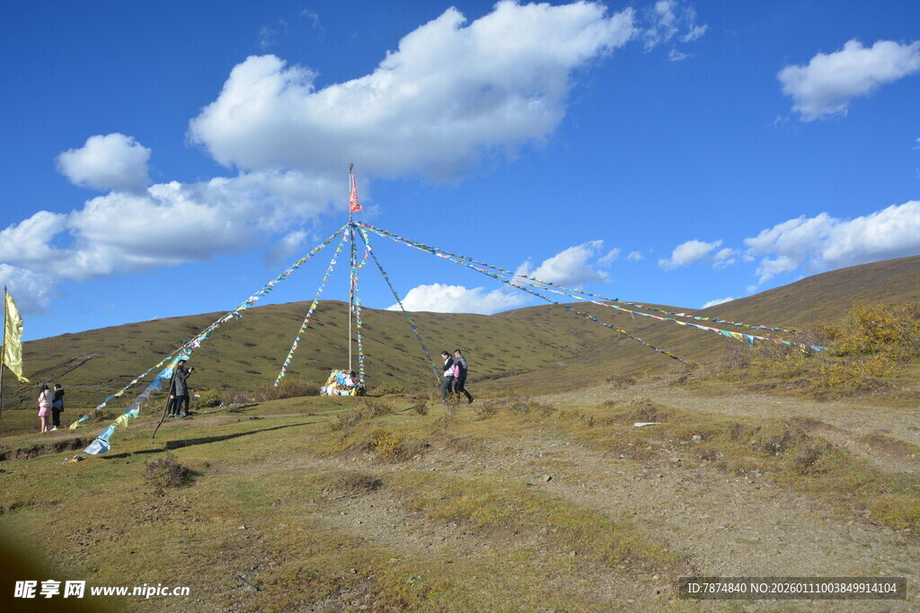 草原上的经幡与游人
