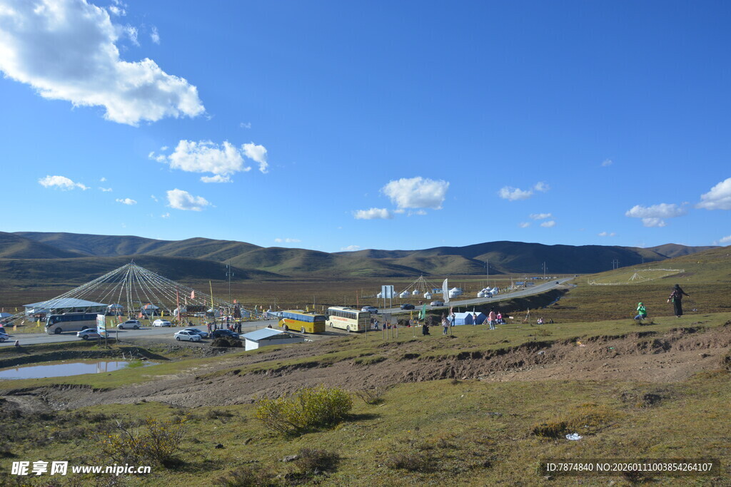 山间开阔地的美丽景象