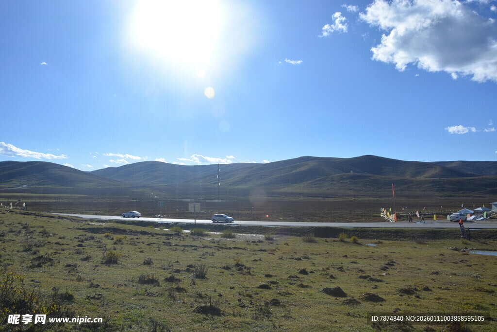 公路边的开阔山野风光