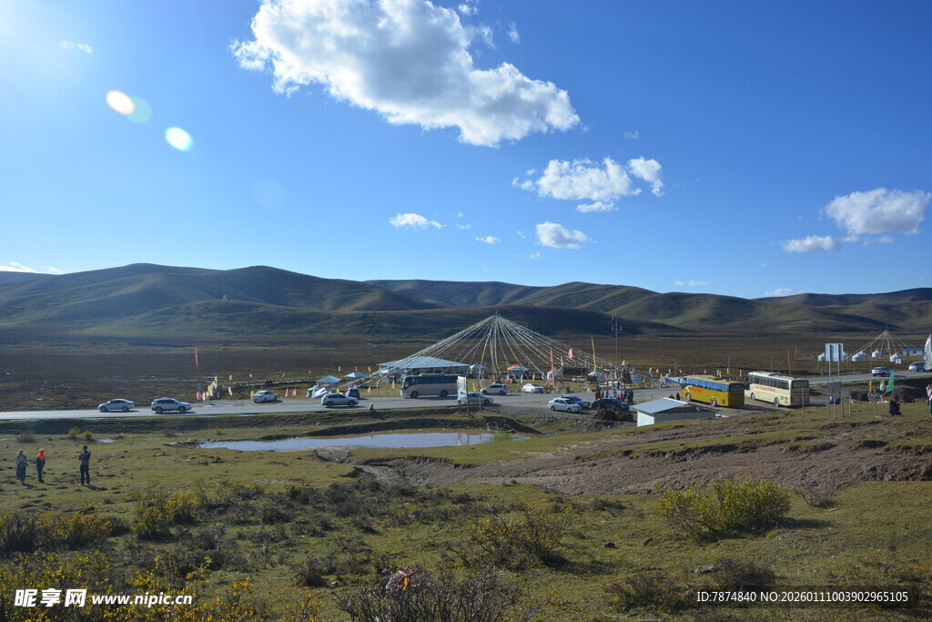草原上的城镇风光