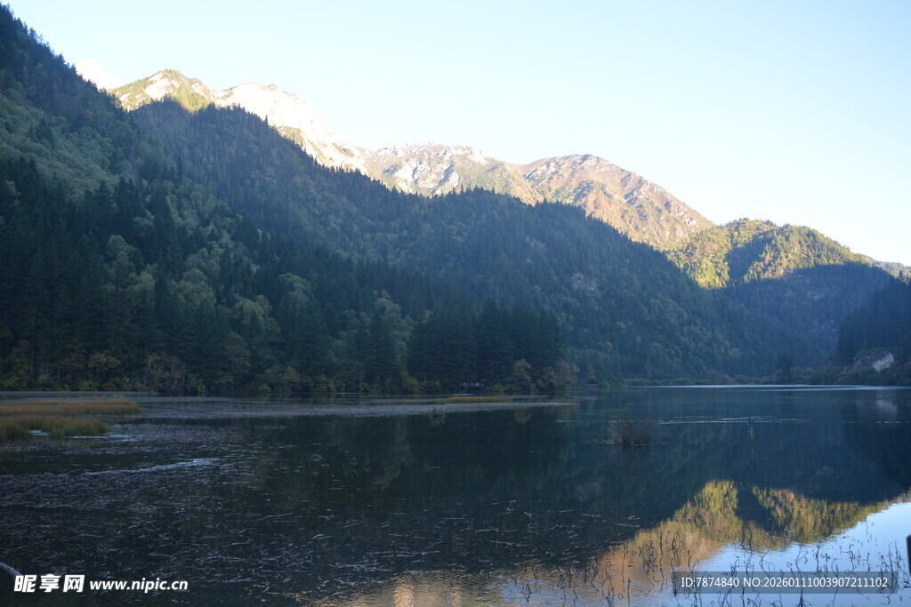 山间宁静湖水美景