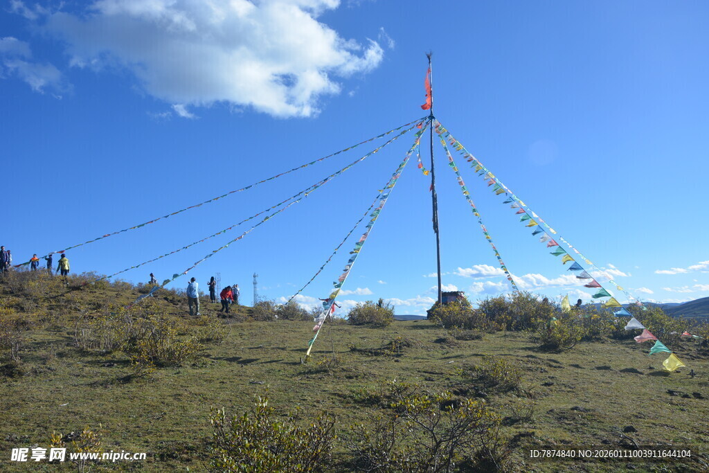 草原上的经幡旗杆景观