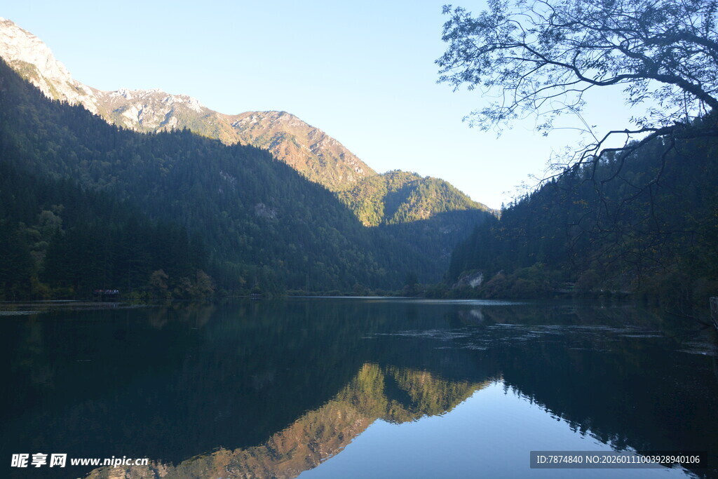 静谧山水湖景倒影风光