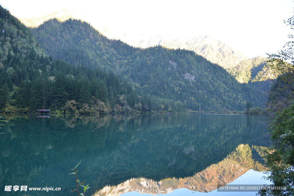山水相依的静谧湖景