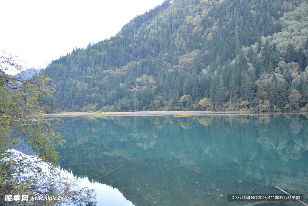 山间幽蓝湖泊美景